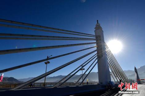 8圖 2013年11月27日納金大橋通車儀式。圖片來(lái)源：中新社。.jpg