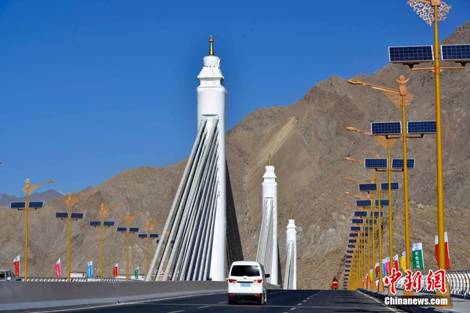 9圖 2013年11月27日納金大橋通車儀式。圖片來(lái)源：中新社。.jpg