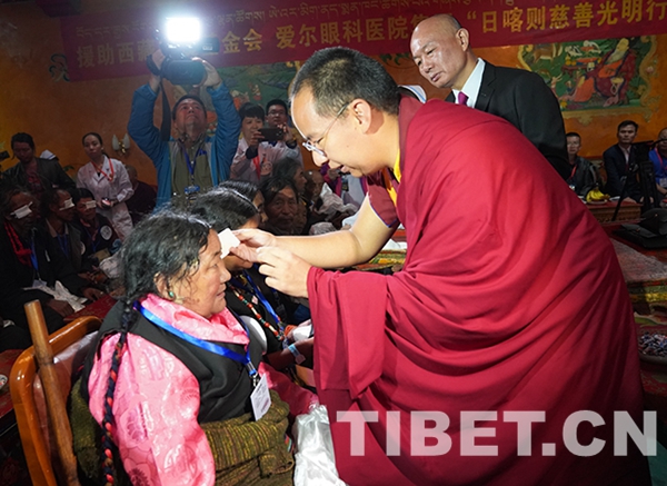 3圖 十一世班禪為益西拉姆（左一）揭紗。攝影：王淑.JPG