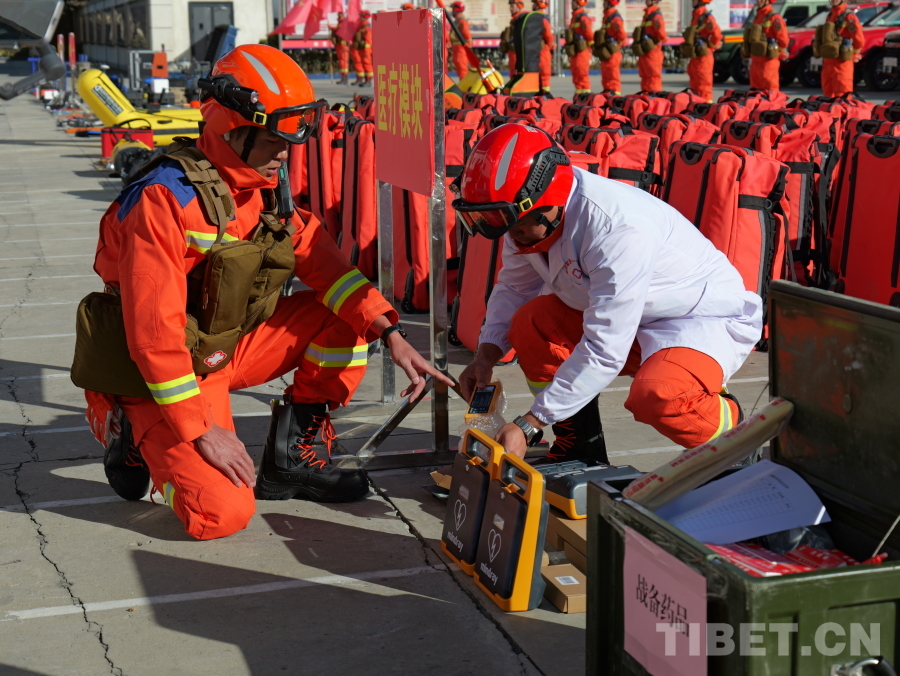 圖為 抽查自動(dòng)體外除顫機(jī) 作者丹增平措.JPG
