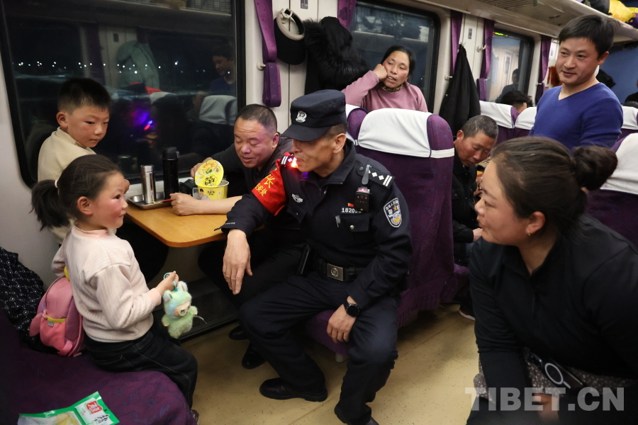 乘警長左紅彬在巡視車廂間隙，向攜帶兒童的旅客專門叮囑安全注意事項。.JPG