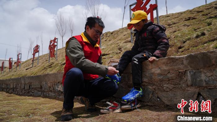 青海玉樹(shù):電網(wǎng)“心愿計(jì)劃”為牧區(qū)孩子實(shí)現(xiàn)“微心愿”