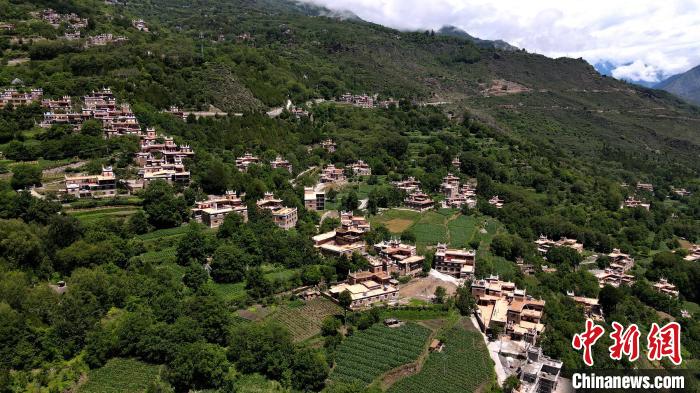 四川丹巴村民洛太的民宿致富夢：“除了好政策，自己更要有干勁”