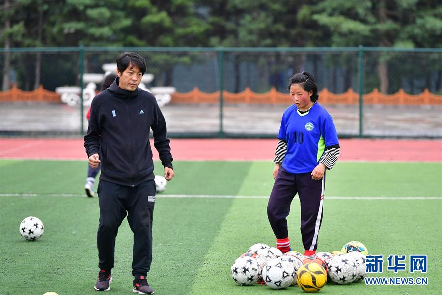 （體育·專題）（17）足球——踢球吧！草原女孩