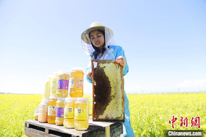 圖為蜂農(nóng)現(xiàn)場(chǎng)展示蜂產(chǎn)品?！●R銘言 攝
