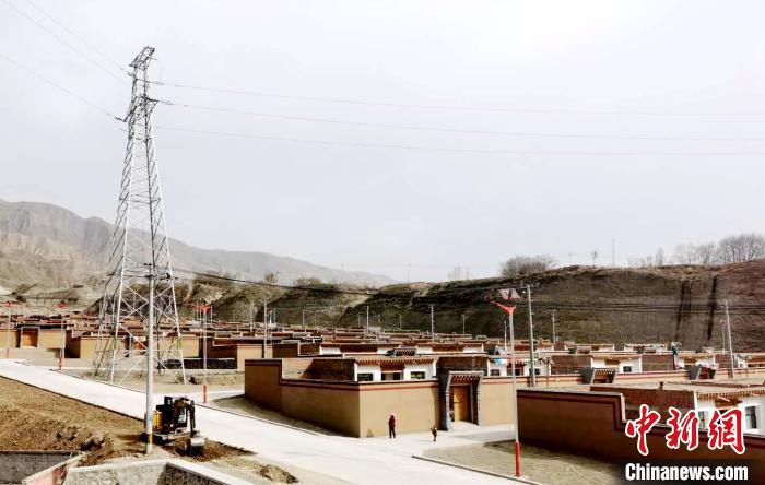 圖為來(lái)玉村易地扶貧搬遷后的新家園。尖宣 供圖