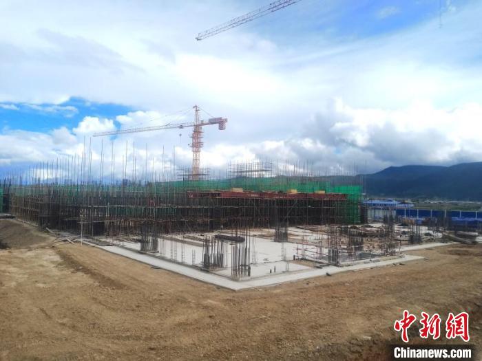 圖為香格里拉站實(shí)現(xiàn)封頂。中國(guó)鐵路昆明局集團(tuán)供圖