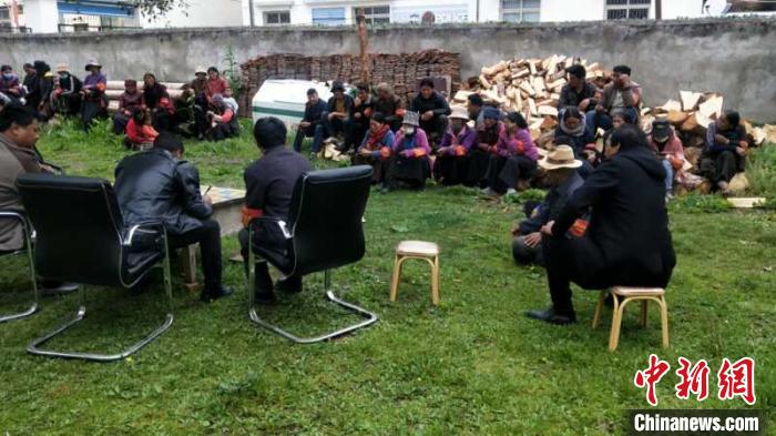 村民接受防火常識教育。若爾蓋縣林業(yè)和草原局供圖