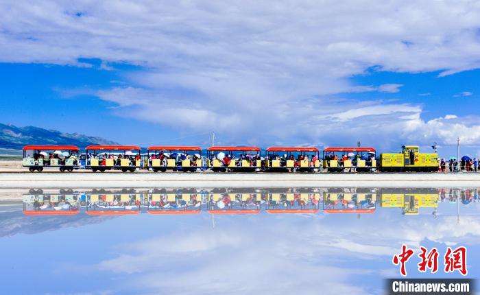 青海迎傳統(tǒng)旅游“黃金季”:“天空之鏡”茶卡鹽湖復蘇勢頭強勁