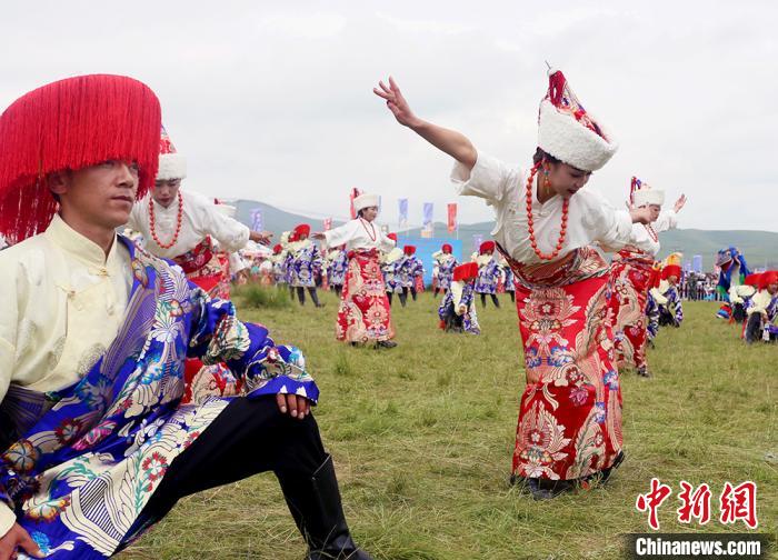 當(dāng)?shù)孛癖姎g慶香浪節(jié)?！「哒?攝