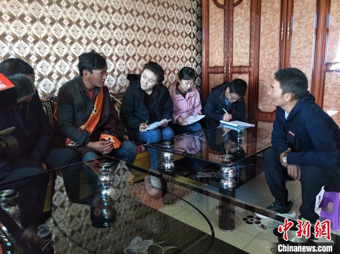 圖為調查組工作人員正在入戶調查。　祁增蓓 攝