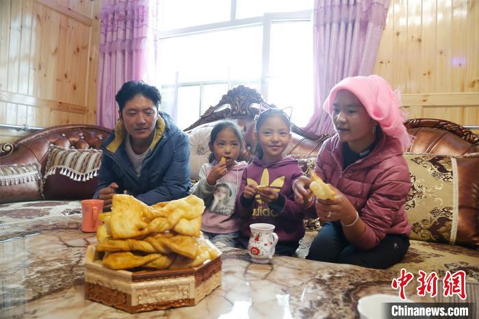 圖為項(xiàng)青達(dá)杰一家人合影?！●R銘言 攝