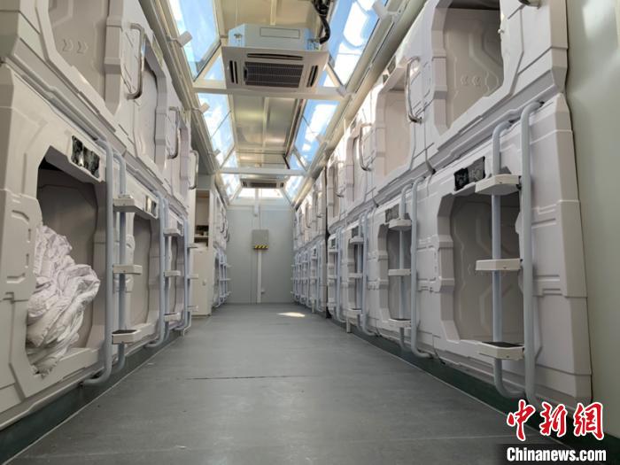 圖為火星營(yíng)地“太空艙”?！O睿 攝