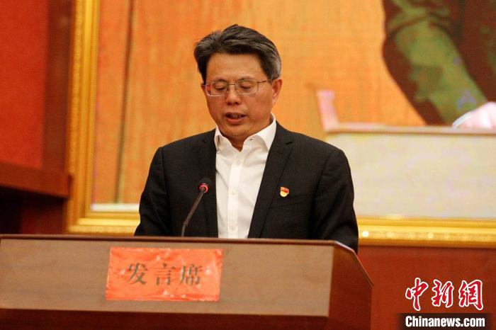 圖為果洛州委常委、副州長、上海市援青聯(lián)絡(luò)組組長馮志勇總結(jié)對(duì)口支援十年工作?！」逯菸麄鞑抗﹫D 攝