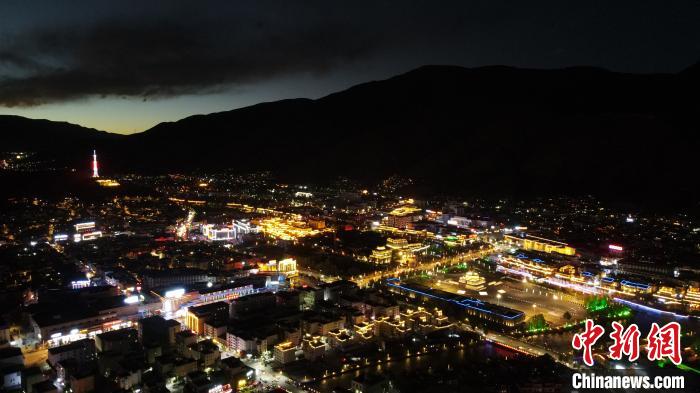 圖為玉樹市城市建設(shè)?！√K丹 攝