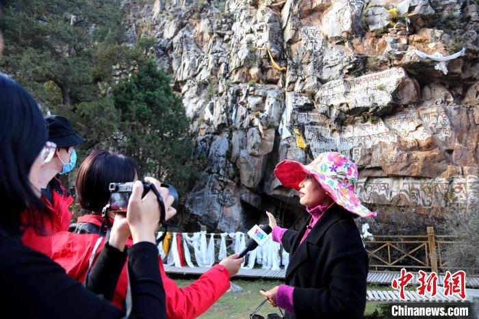 圖為中外媒體在玉樹州玉樹市采訪文旅融合情況?！?zhí)砀?攝