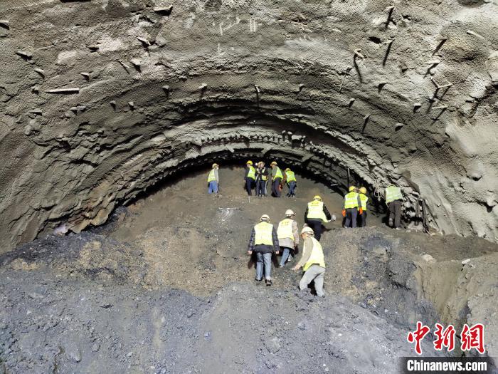 圖為久馬高速查針梁子隧道施工現(xiàn)場?！⊥貔i 攝