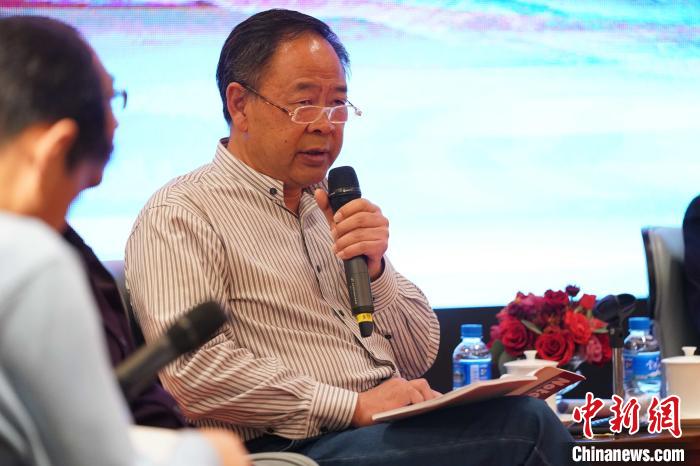 圖為青海省藝術(shù)研究所所長、文化學(xué)者耿占坤發(fā)表觀點(diǎn)?！√K丹 攝