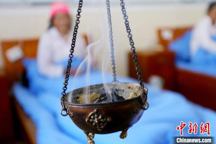 圖為藏醫(yī)熏藥療法?！「哒?攝