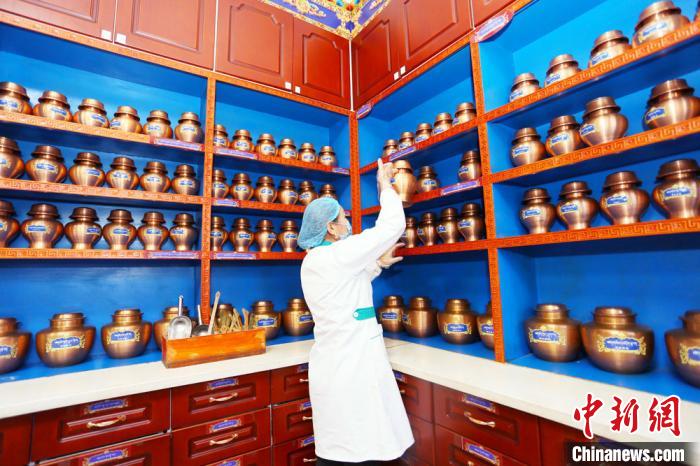 近年來(lái)，夏河縣藏醫(yī)醫(yī)院在基礎(chǔ)設(shè)施、醫(yī)療服務(wù)、業(yè)務(wù)拓展、人才梯隊(duì)、制度建設(shè)等都發(fā)生了巨大變化?！「哒?攝