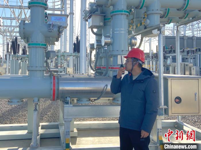 圖為國網(wǎng)青海檢修公司專業(yè)人員在沙柳變電站驗收設(shè)備?！√岂?攝