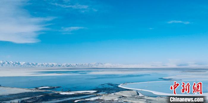 圖為冬季茶卡天空壹號景區(qū)?！±罱瓕?攝