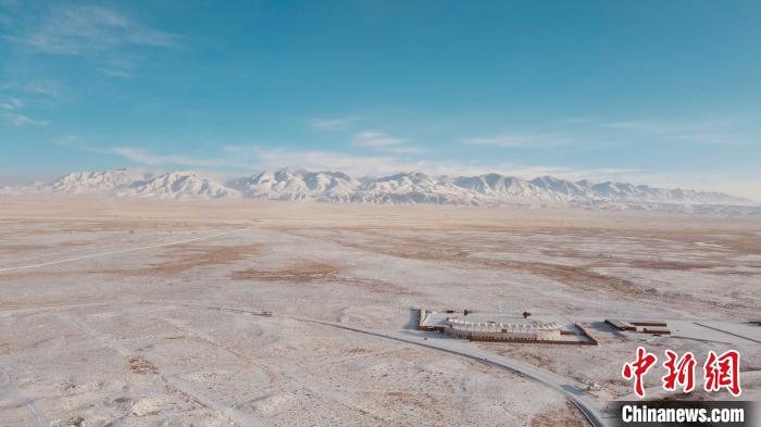 圖為冬季茶卡天空壹號景區(qū)?！±罱瓕?攝