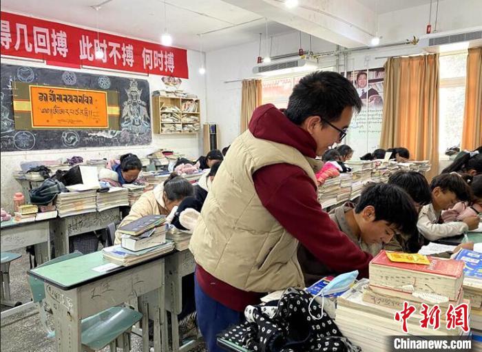 學(xué)生在免費(fèi)輔導(dǎo)班上課?！∧岈敵?攝