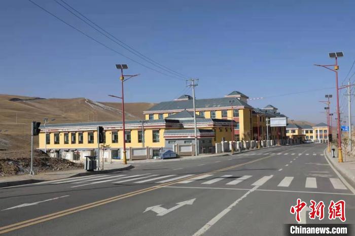 青海黃河岸畔“脫貧戰(zhàn)歌”：村民感受“穩(wěn)穩(wěn)的幸?！? oldsrc=