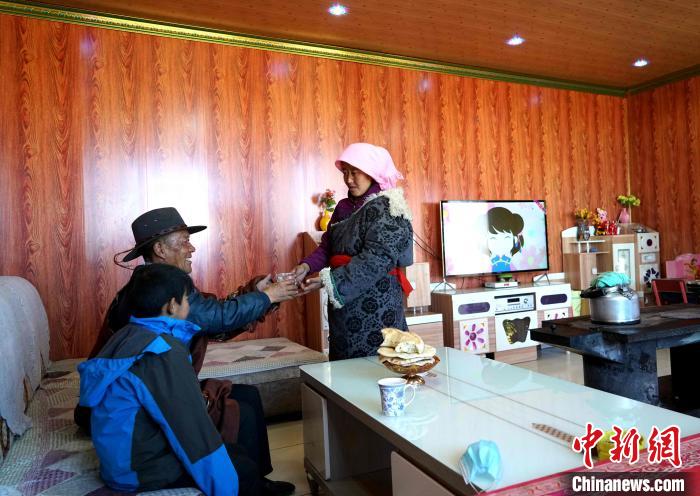 圖為易地搬遷后的哇保家?！〔彭検步?攝