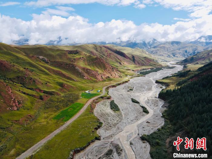 資料圖為祁連山國家公園青海片區(qū)?！±罱瓕?攝