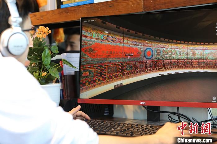 2月23日，青海西寧，市民利用VR瀏覽長達(dá)608米的《中國藏族文化藝術(shù)彩繪大觀》。農(nóng)歷辛丑牛年新年“巧遇”藏歷鐵牛新年，青海高原農(nóng)牧民特別是生活在城市的藏族民眾，正享受從“流口水”的糌粑到“鎮(zhèn)館之寶”VR體驗(yàn)的味覺、視覺“大餐”之變。<a target='_blank' ><p  align=