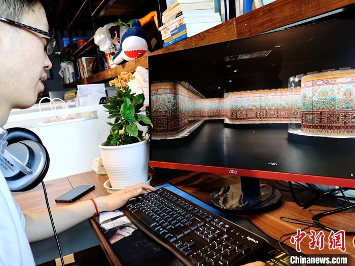 2月23日，青海西寧，市民利用VR瀏覽長達(dá)608米的《中國藏族文化藝術(shù)彩繪大觀》。農(nóng)歷辛丑牛年新年“巧遇”藏歷鐵牛新年，青海高原農(nóng)牧民特別是生活在城市的藏族民眾，正享受從“流口水”的糌粑到“鎮(zhèn)館之寶”VR體驗(yàn)的味覺、視覺“大餐”之變。<a target='_blank' ><p  align=