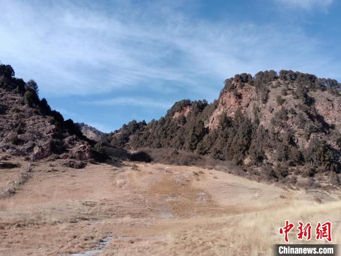 圖為坎布拉外圍地區(qū)的古火山口。孫揚(yáng)益 供圖 孫揚(yáng)益 供圖 攝