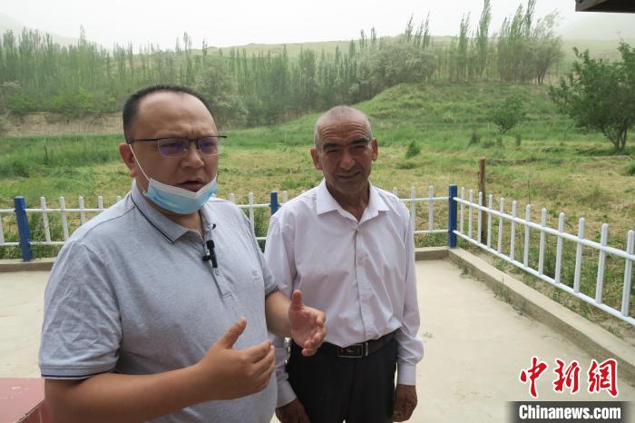 圖右為普魯村當(dāng)年迎接進藏先遣連入村的見證者后代西日普·依布地?！畛坛?攝