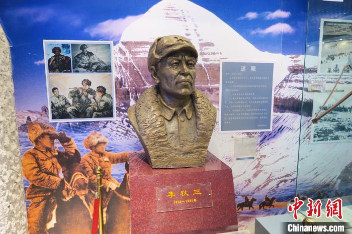 圖為南疆軍區(qū)某合成團1連榮譽室，雕像是進藏先遣英雄連總指揮李狄三。　楊程晨 攝
