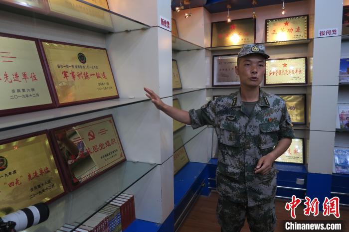 圖為南疆軍區(qū)某合成團1連連長齊楠?！畛坛?攝