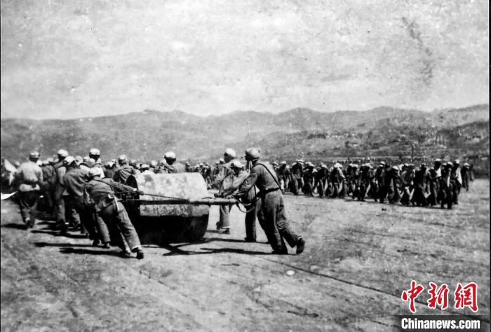 十八軍戰(zhàn)士修建機(jī)場跑道。(歷史圖片由十八軍后代張小康提供，劉炳科翻拍)