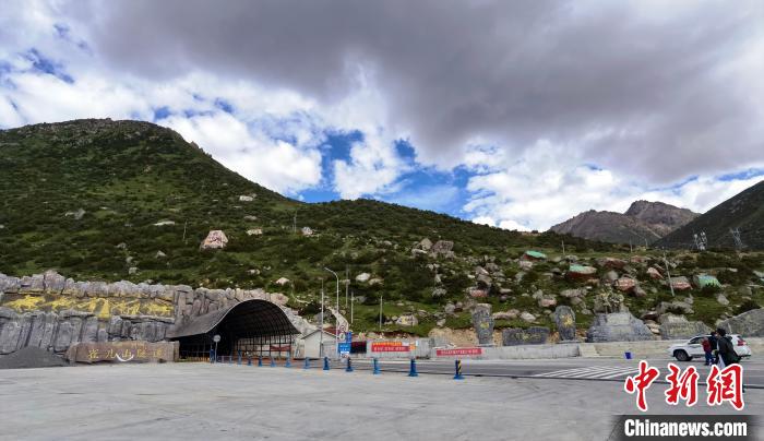 已建成通車的雀兒山隧道。　劉忠俊 攝