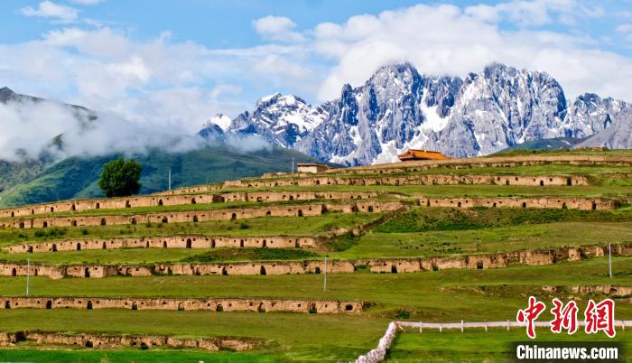 十八軍甘孜窯洞群?！⒅铱?攝