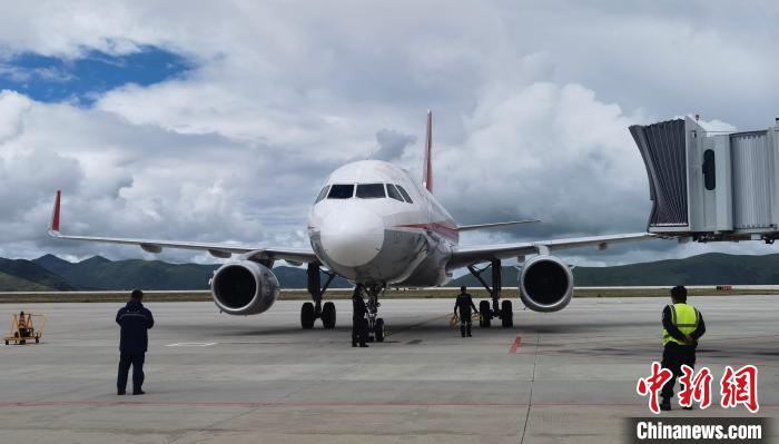 康定機(jī)場一架航班降落?！⒅铱?攝