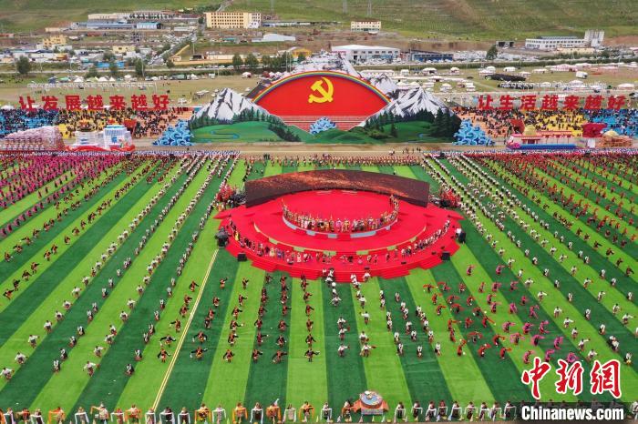 圖為玉樹藏族自治州成立70周年慶祝大會(huì)現(xiàn)場(chǎng)。　馬銘言 攝