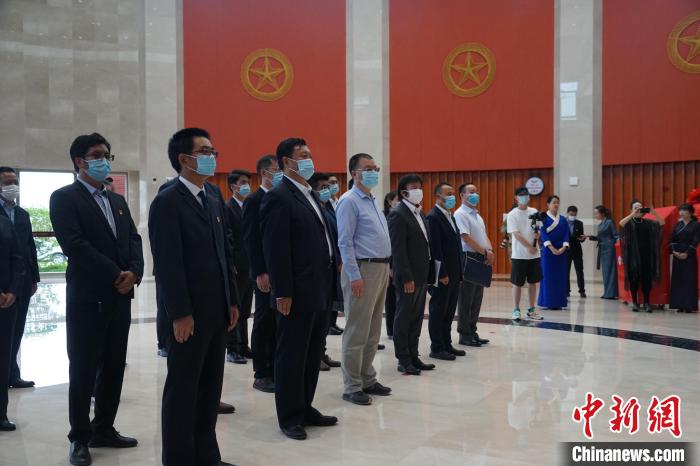 圖為掛牌儀式現(xiàn)場?！∨擞隄?攝