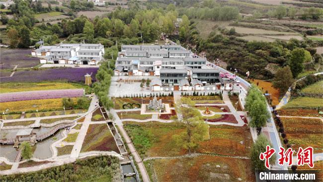 甘肅臨潭縣廟花山村農(nóng)家變得“文藝范兒”