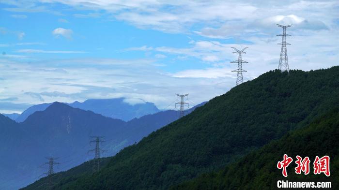 甘蜀改500千伏線路二郎山上架線施工現(xiàn)場?！∽T謝陽 攝