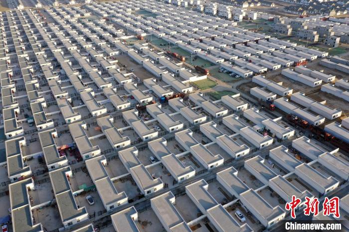 圖為蘭州新區(qū)移民安置區(qū)?！《P 攝