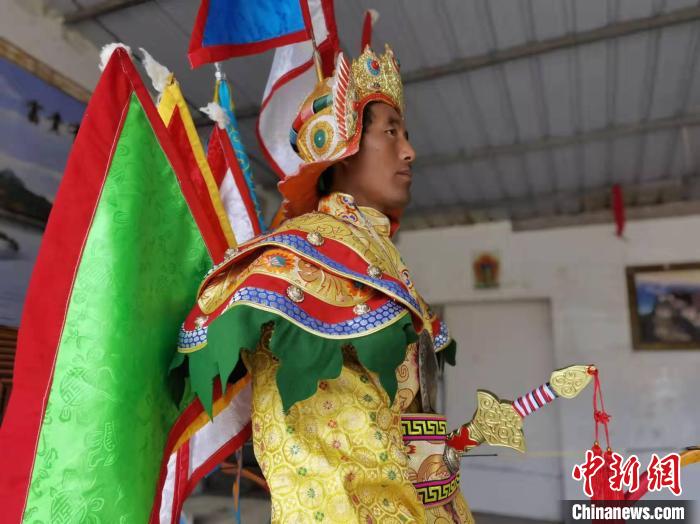 現(xiàn)年50歲的完代才讓換上藏戲服飾，拿著道具在舞臺上踱步高歌“南木特”藏戲《阿拉達姆》?！堟?攝