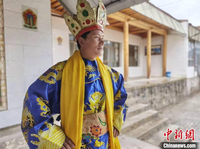 44歲楞本加飾演《智美更登》中的國王角色。　張婧 攝