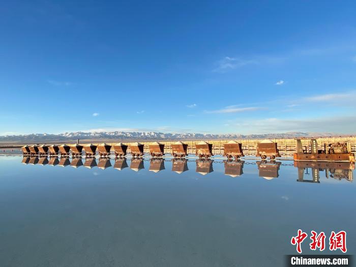 圖為小火車(chē)倒影在湖中，湖面如圖明鏡一般?！●R翔 攝