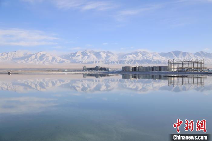 圖為鹽湖景色?！●R翔 攝